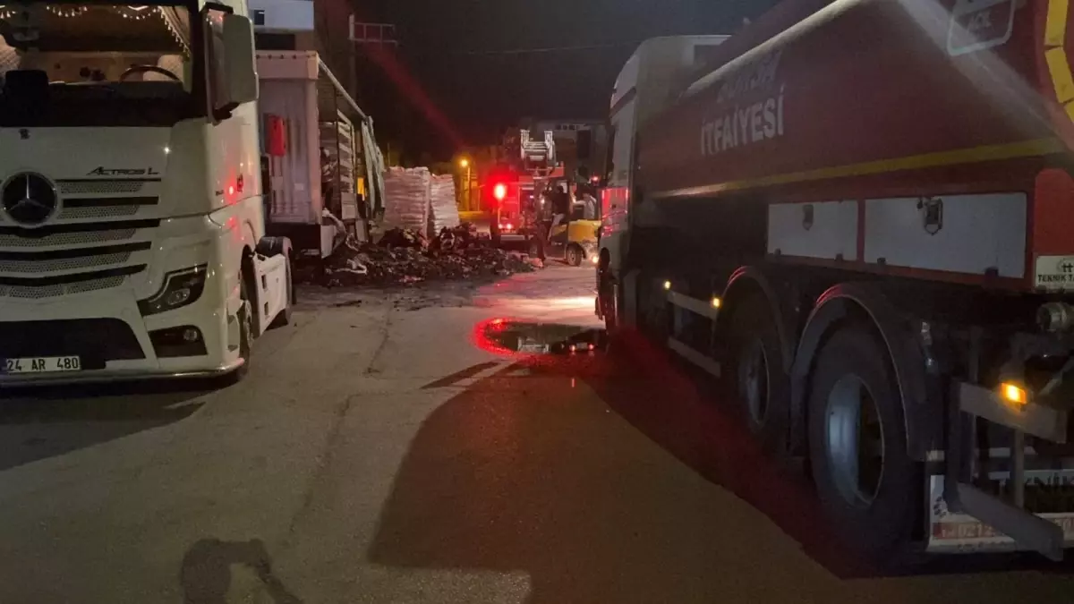İnegöl'de Mangal Kömürü Yüklü TIR'da Yangın