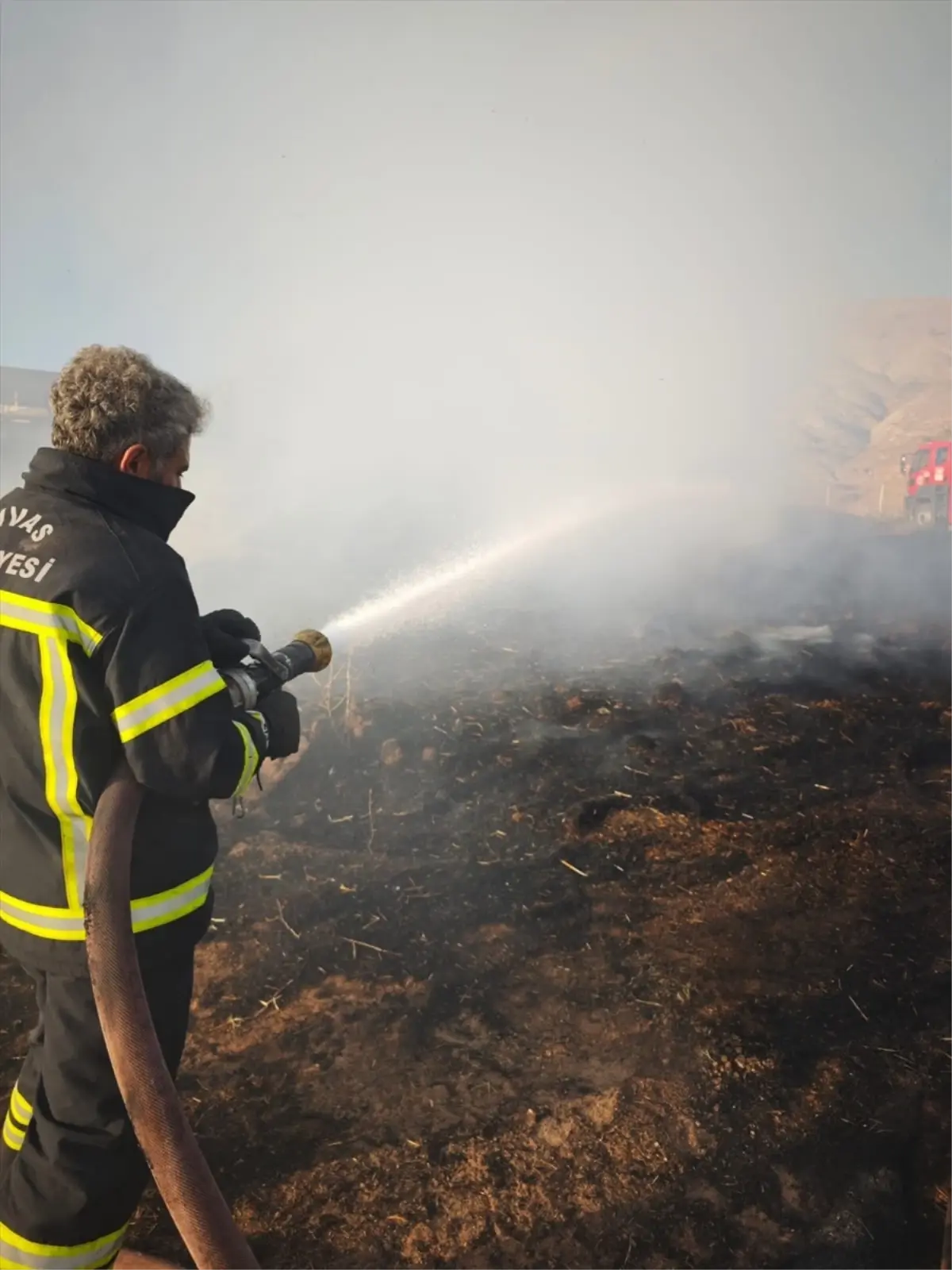 Sivas'ta Yangın: 4 Traktör, 5 Römork Kül Oldu