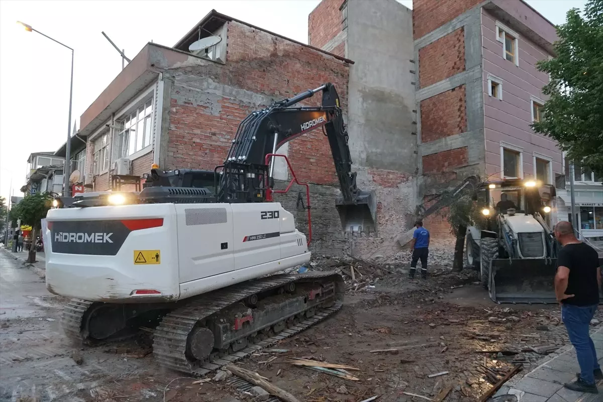 Osmancık'ta Türbe İçin Yıkım Başladı