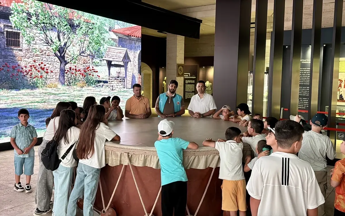 Kırşehir'de Çocuklar Tarihi Mekanları Geziyor