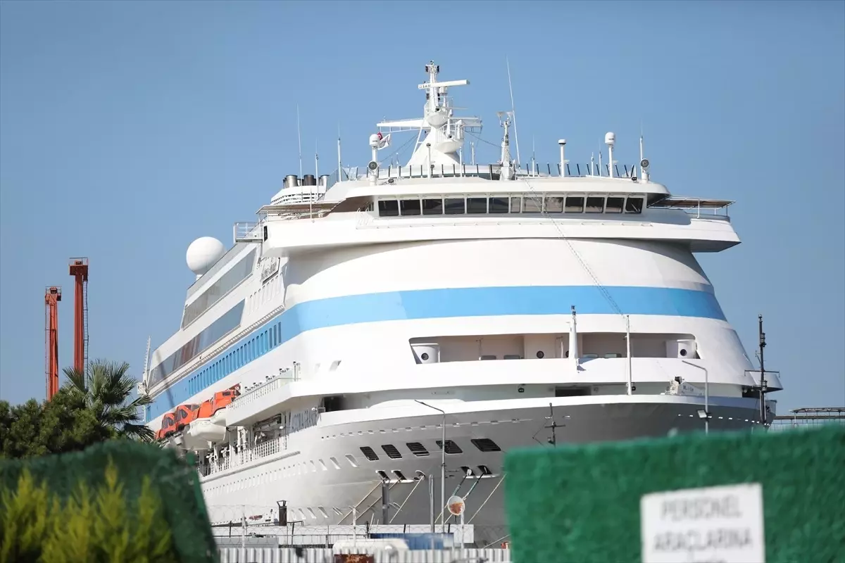 Kruvaziyer Samsun Limanı'na Demirledi