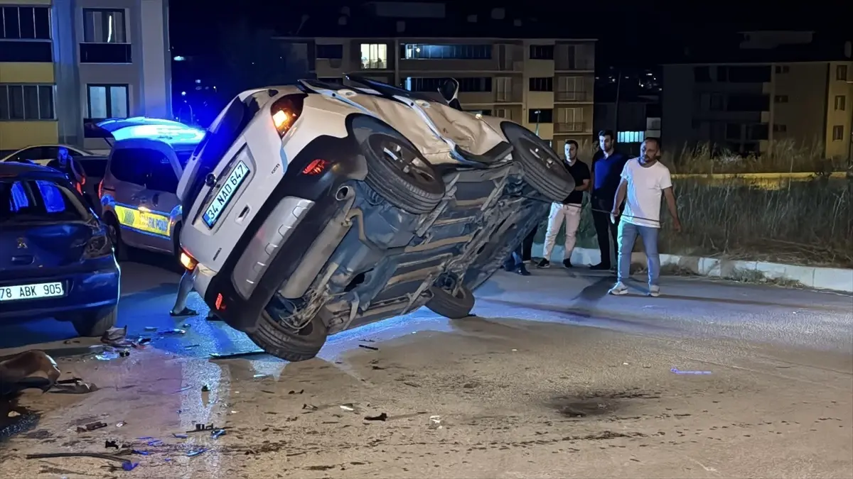 Karabük'te Kaza: 3 Yaralı, Güvenlik Kamerasında