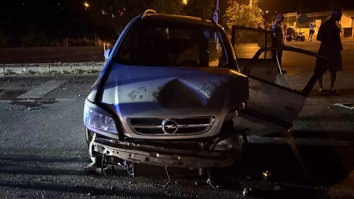 Hendek'te Trafik Kazası: 8 Yaralı