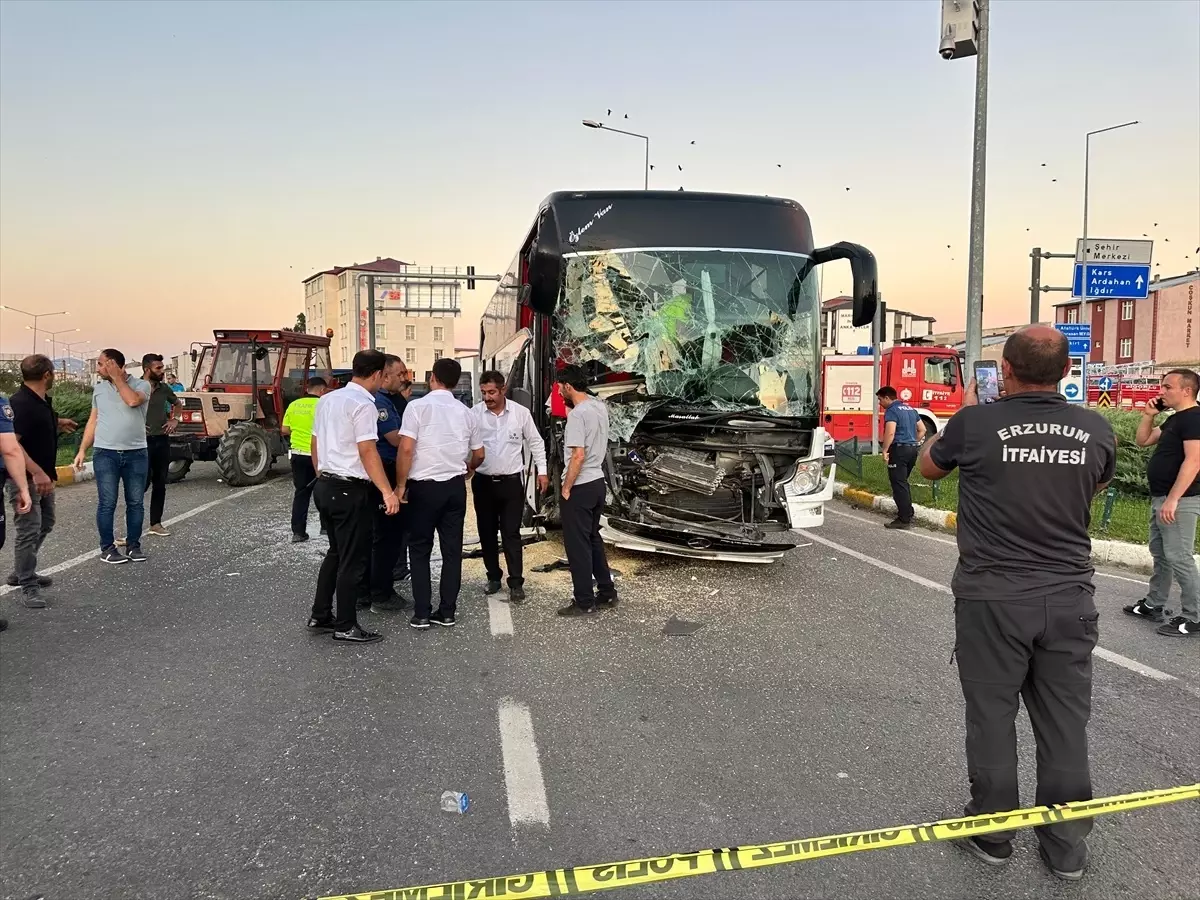 Erzurum'da Otobüs-Traktör Kazası: 10 Yaralı