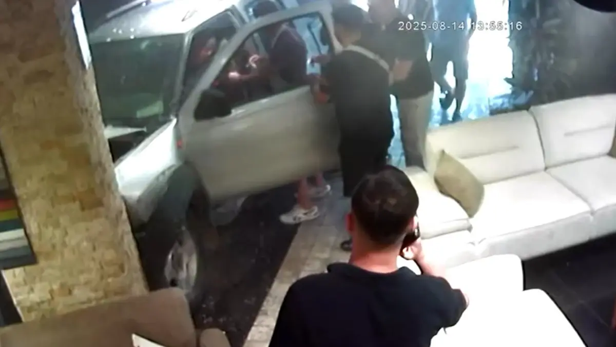 Kamyonet Mobilya Mağazasına Girdi