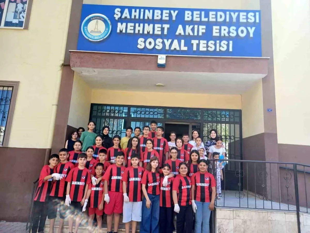 Öğrenciler Temiz Bir Çevre İçin El Ele Verdi