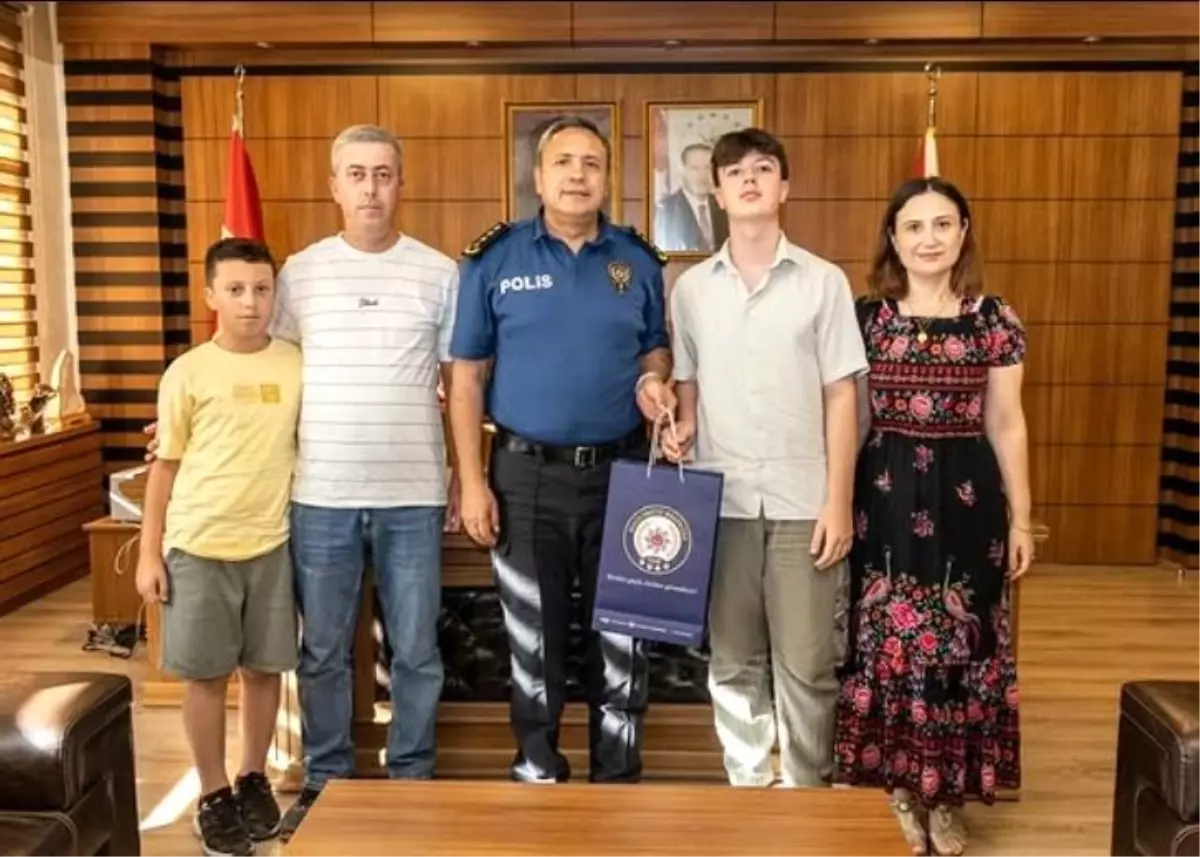 Başarılı Öğrenciler İl Emniyet Müdürü'nden Ödül Aldı
