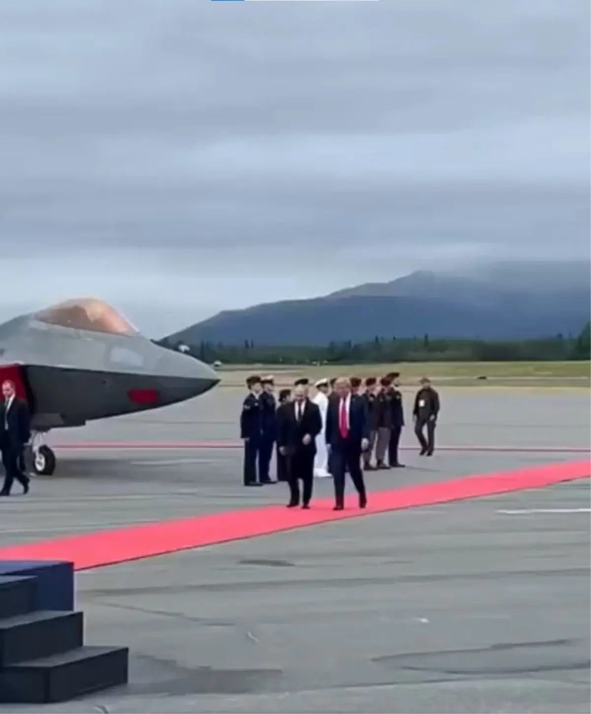 Resmen Putin'e gözdağı! Kırmızı halıda yürürken üstlerinden ABD savaş uçakları geçti