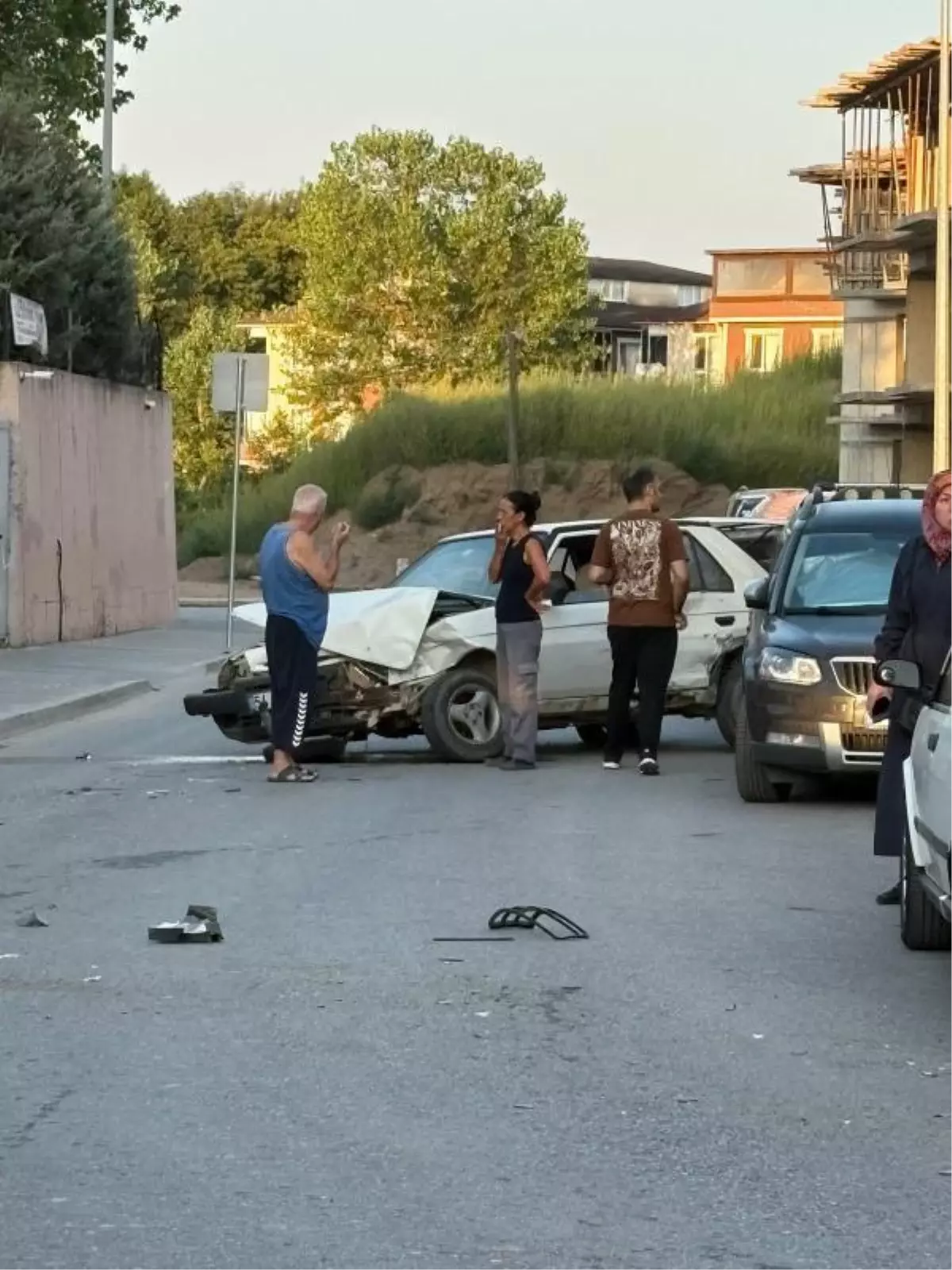 Karasu'da Eşinini Cip ile Hurdaya Çarptı