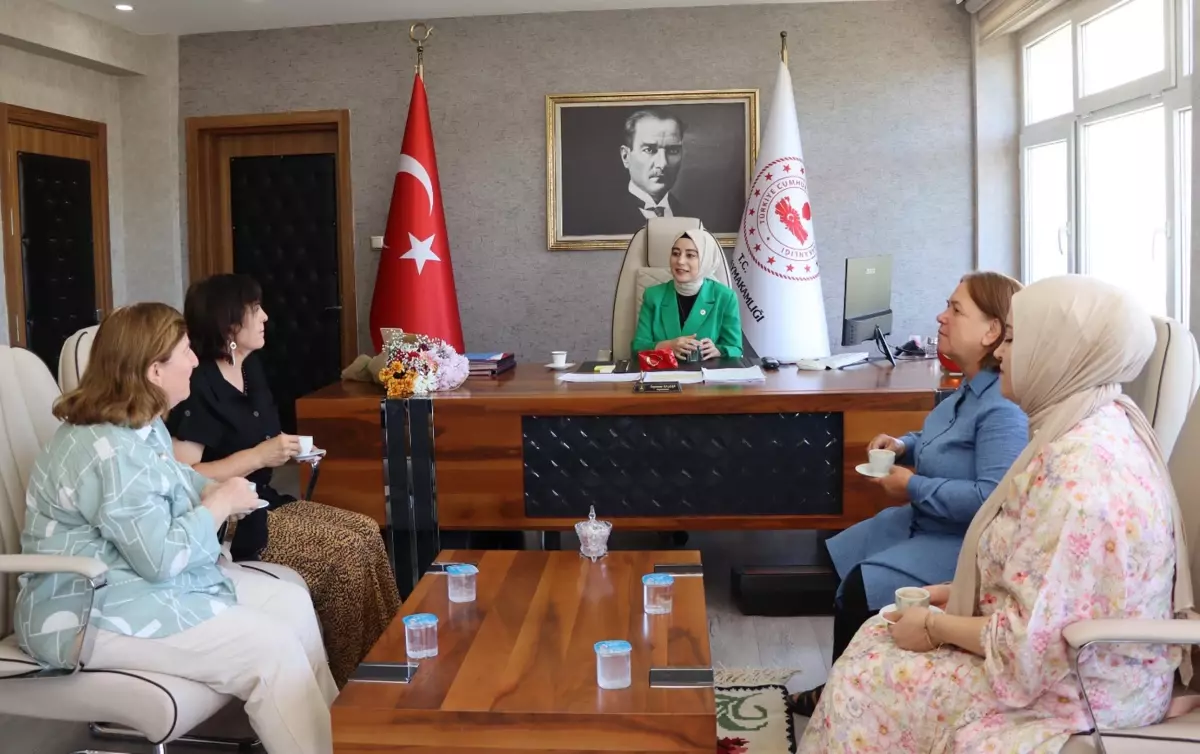 Olur'un İlk Kadın Kaymakamına Çeyiz Bohçası Hediye