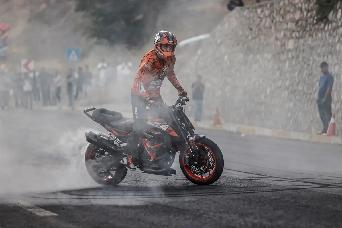 Tunceli'de Motosiklet Akrobasi Gösterisi