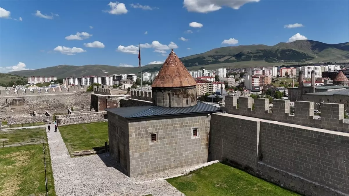 Tarihi Kale Mescidi'nde Toplu Namaz