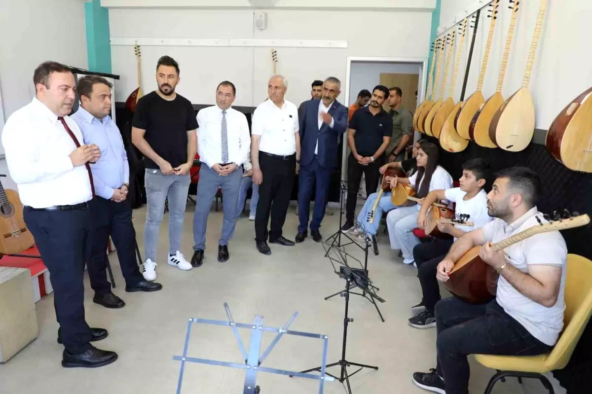 Ağrı Vali Yardımcısı Gençlik Merkezi'ni Ziyaret Etti