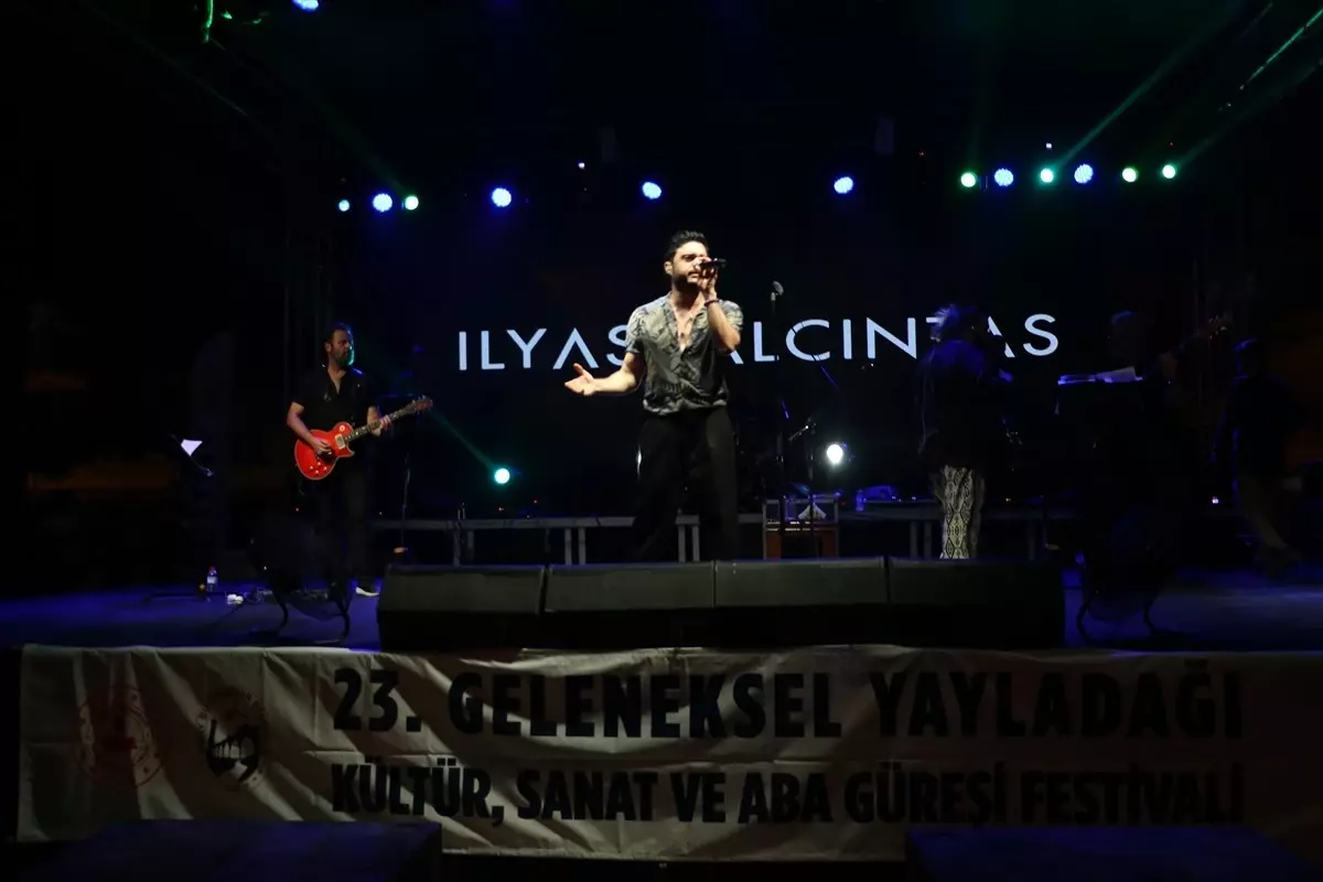 İlyas Yalçıntaş Yayladağı'nda Konser Verdi