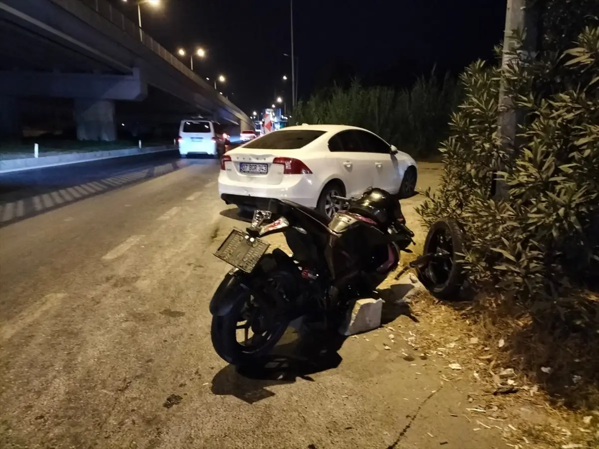 Manavgat'ta Motosiklet Otomobile Çarptı, İki Yaralı