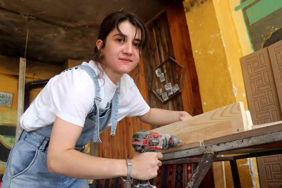 Kadın Marangoz Zeynep Akgül, 7 Ülkeye İhracat Yapıyor