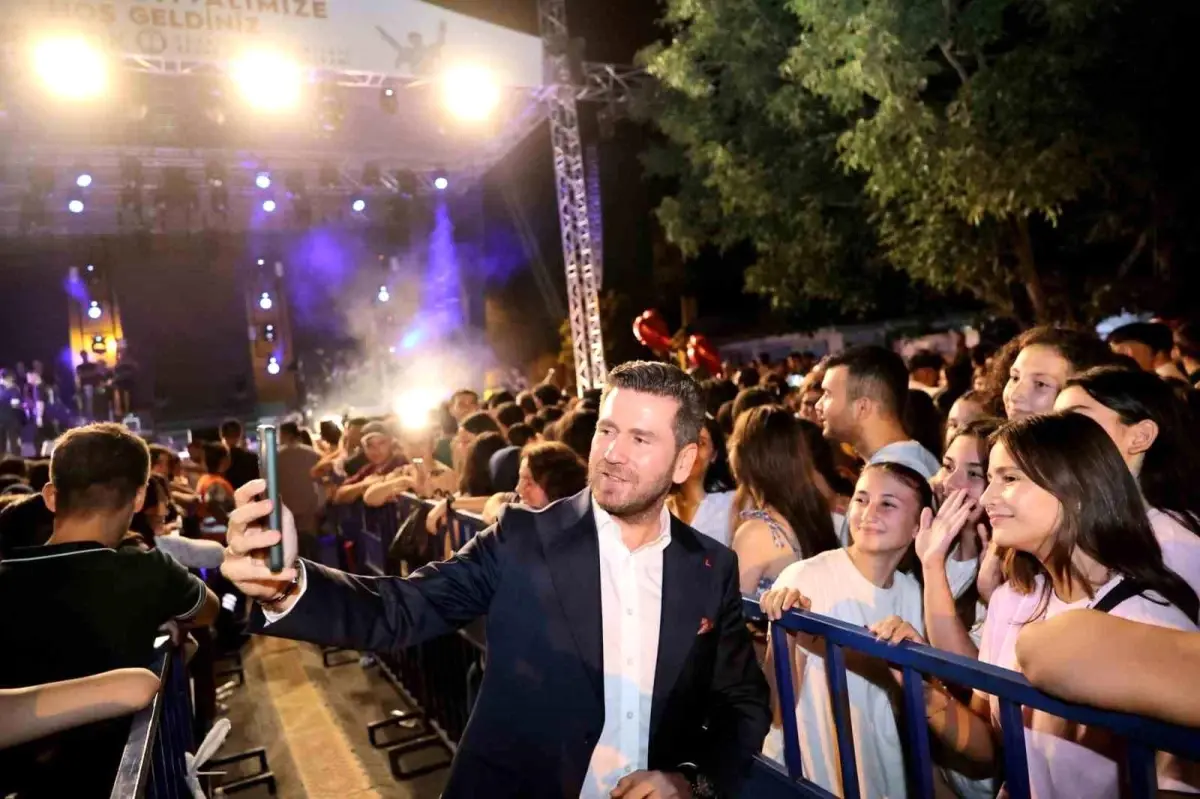 İrem Derici, Tavas Zeybek Kültür ve Sanat Festivalinde Unutulmaz Bir Gece Yaşattı