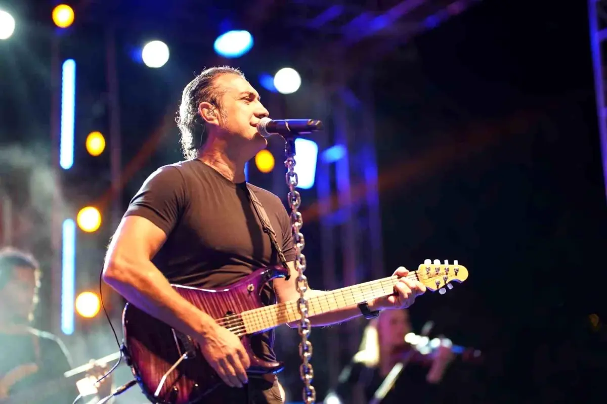 Kıraç Erzincan'da Coşkulu Konser Verdi