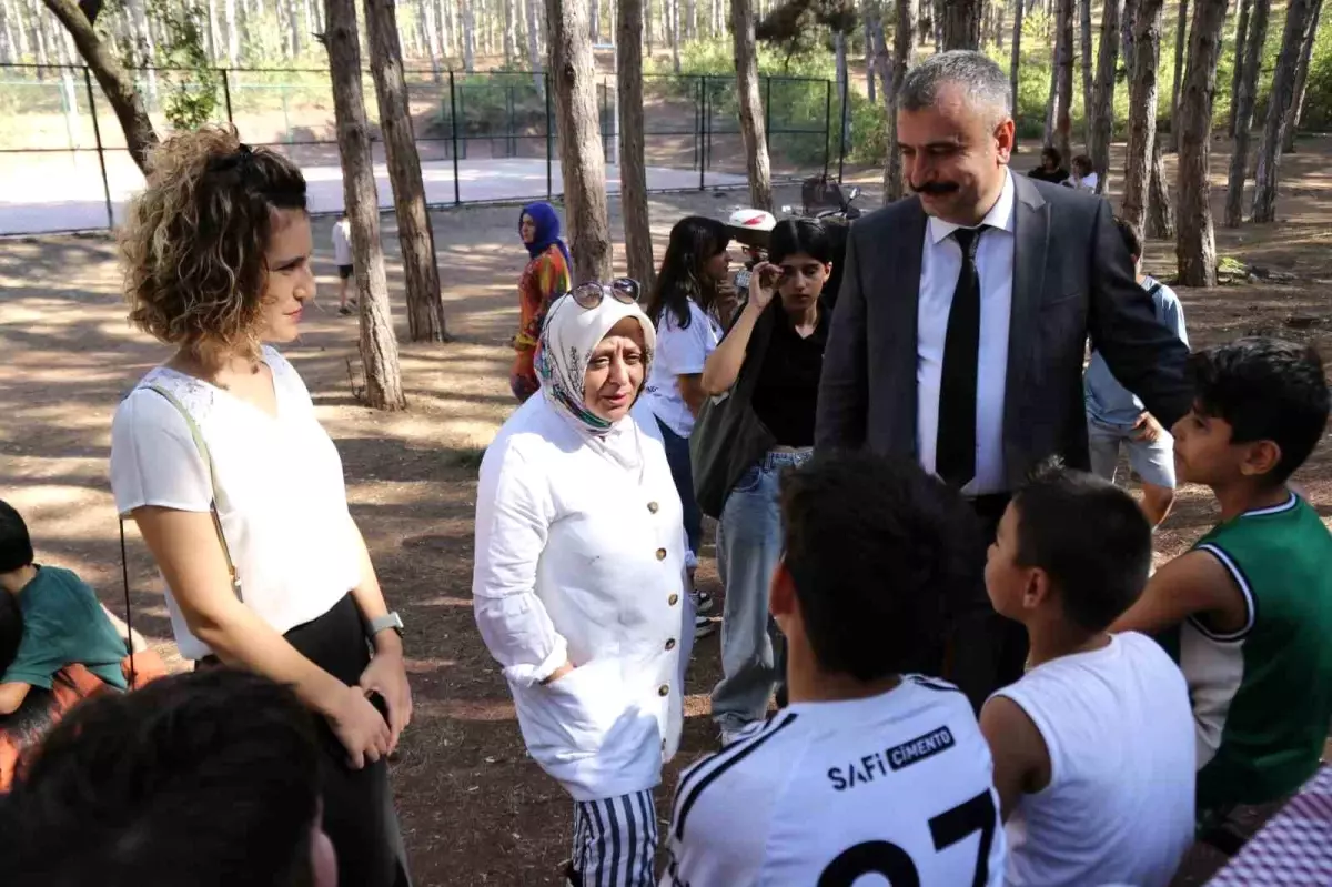 Çocuklarla Piknikte Bir Araya Geldiler