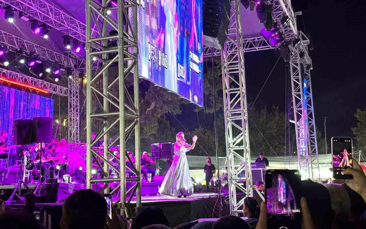 Derya Bedavacı Simav'da Unutulmaz Bir Gece Yaşattı