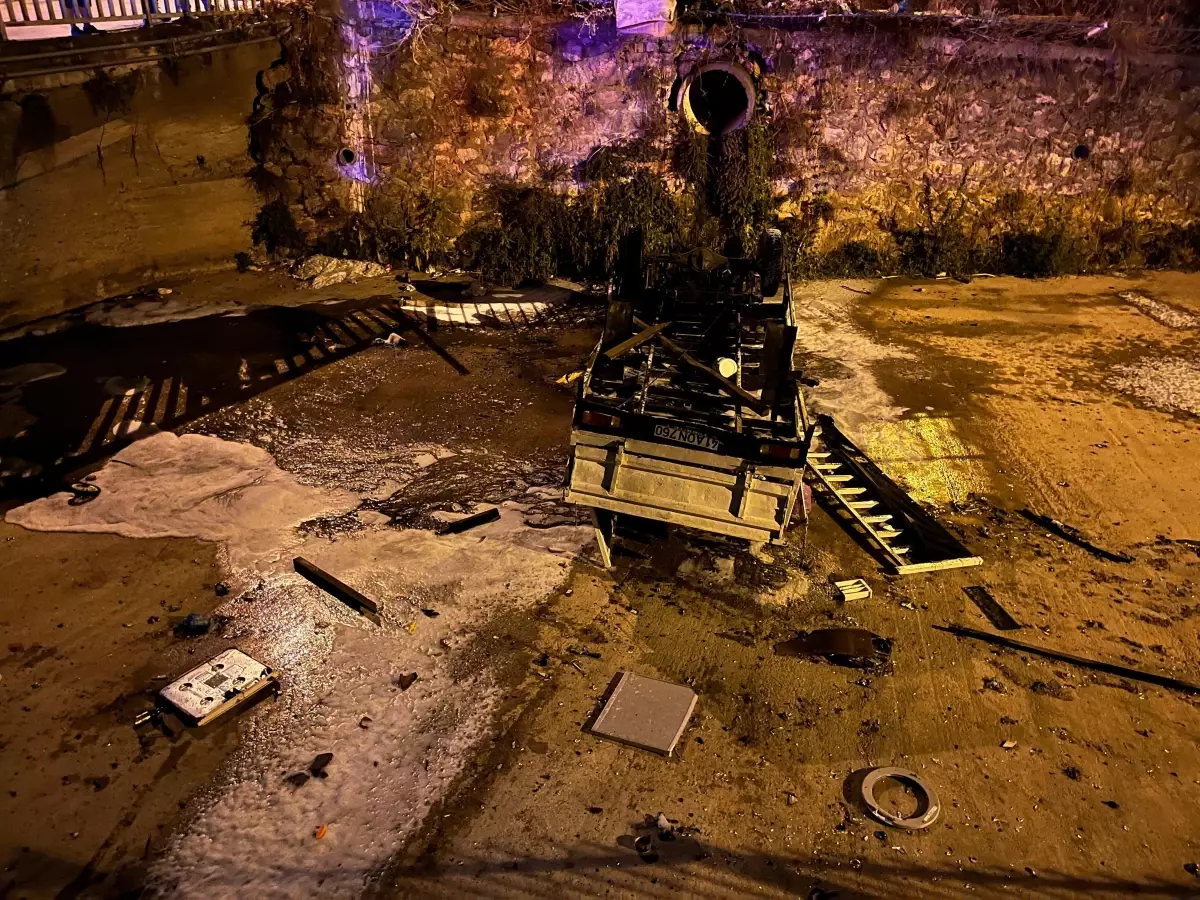 Körfez'de Park Halindeki Kamyonet Yanarak Yandı
