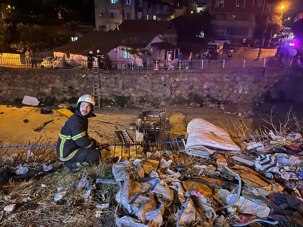 Körfez'de Park Halindeki Kamyonet Alev Aldı
