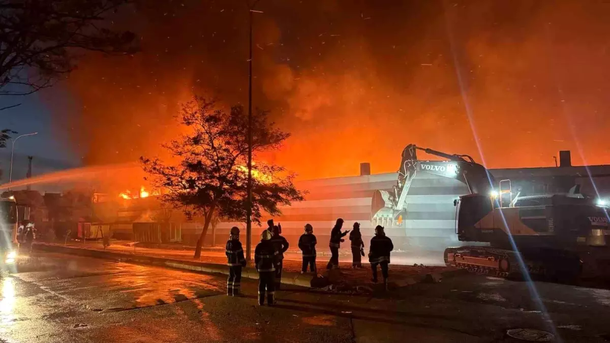 Gaziantep'te Geri Dönüşüm Fabrikasında Yangın