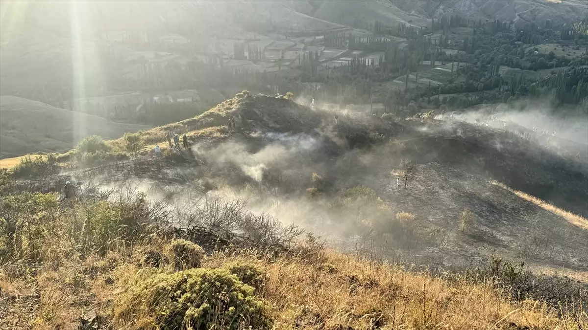 Oltu'da örtü yangını söndürüldü