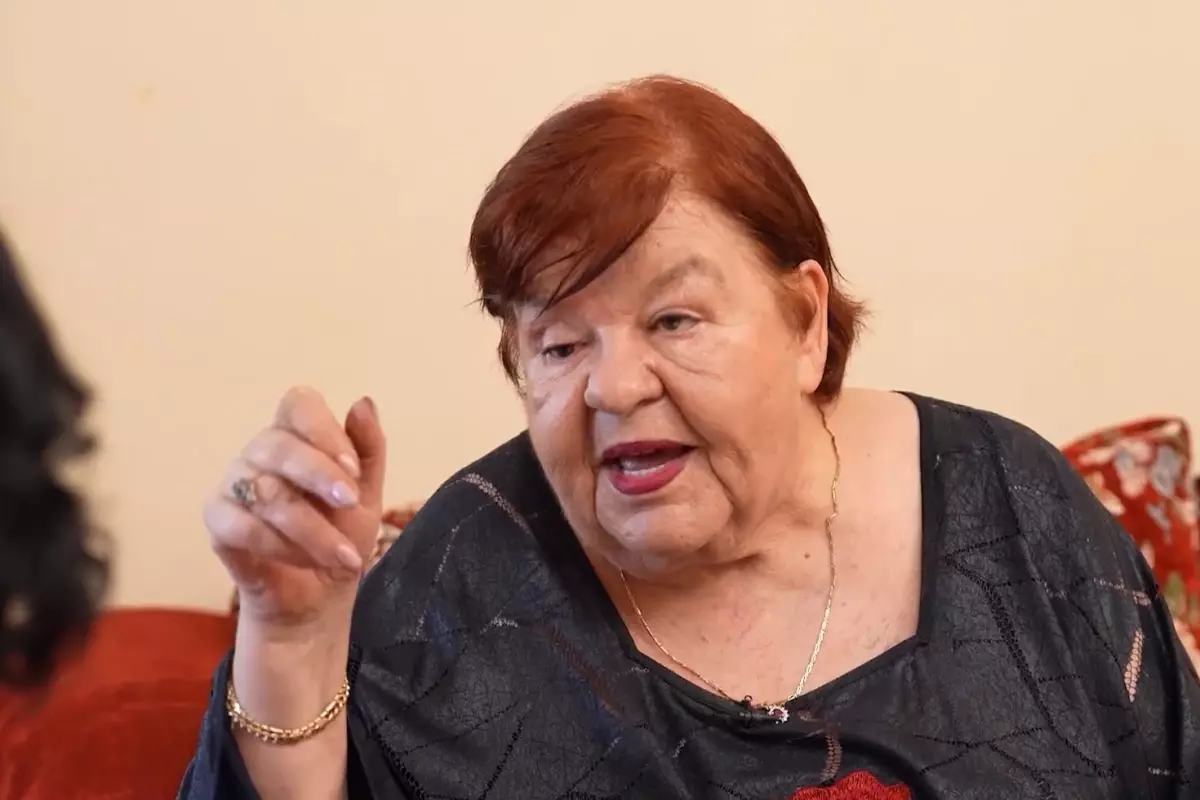 Kaynanalar'ın 'Döndü'sü Defne Yalnız, 3+1 evinde nostaljik bir yaşam sürüyor