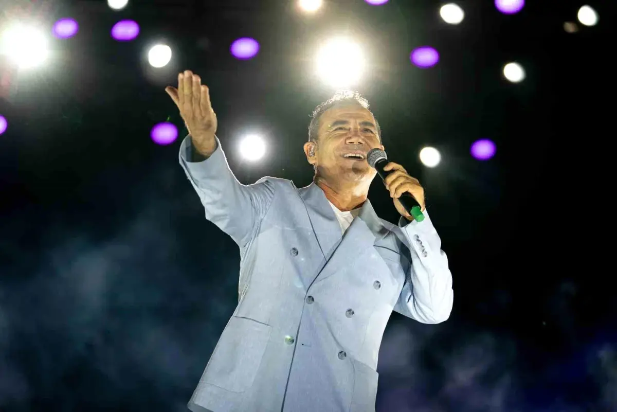 Ferhat Göçer Erzurum'da Coşku Dolu Bir Konser Verdi
