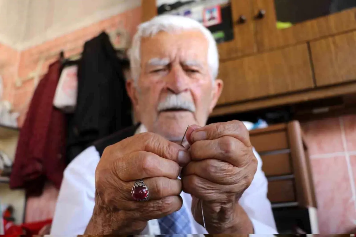 93 Yaşında Terziliği Sürdürüyor