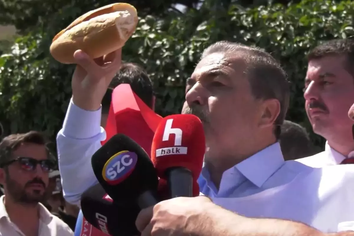 Memurlar sokağa indi! Çalışma Bakanlığı'nın önüne ekmek bıraktılar