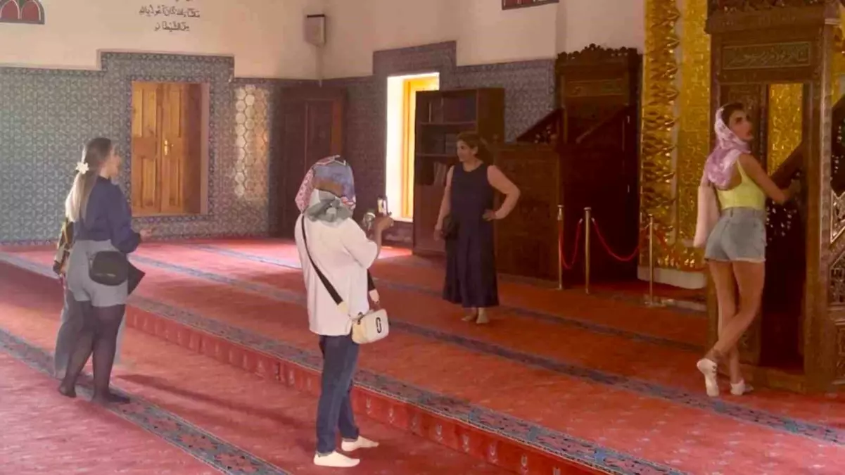 Hüsrev Paşa Camii'nde Uygunsuz Kıyafet Tartışmaları