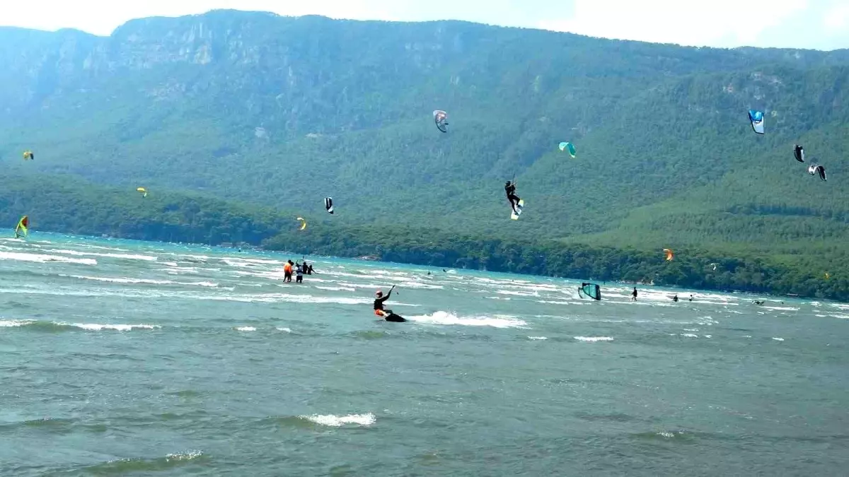 Ula Akyaka'da Kitesurf Rüzgarı