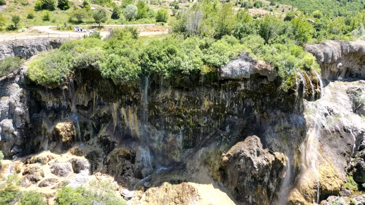 Dipsizgöl Şelalesi Yazın Gözde Mekanları Arasında