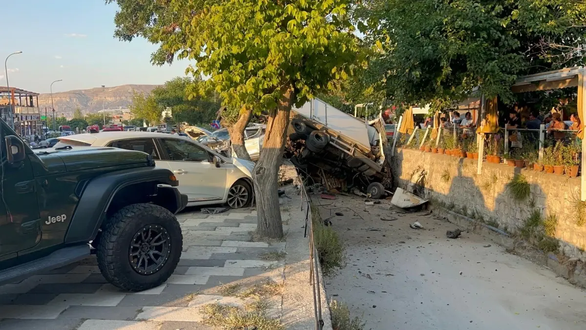 Nevşehir'de freni patlayan kamyon 10 araca çarptı: 6 yaralı