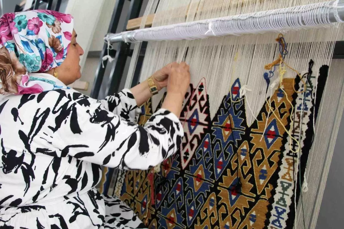 Şırnak'ta Kadınlar Jirki Kilimi İle Geleceği Dokuyor