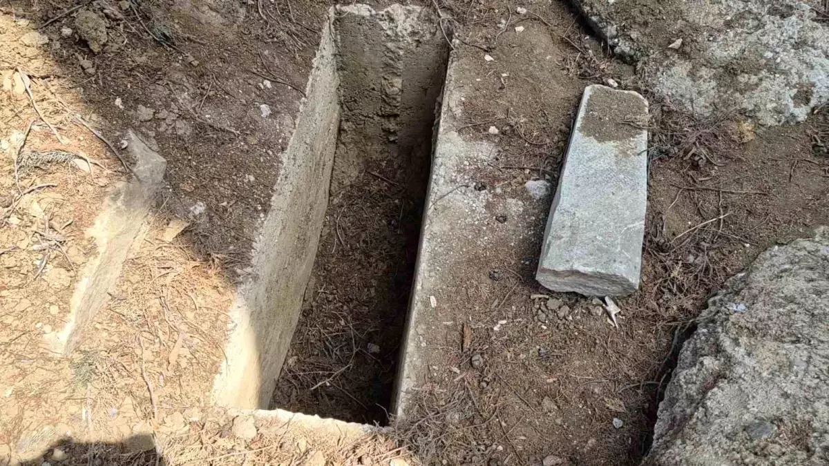 Defineciler Tarihi Mezarlığı Tahrip Etti