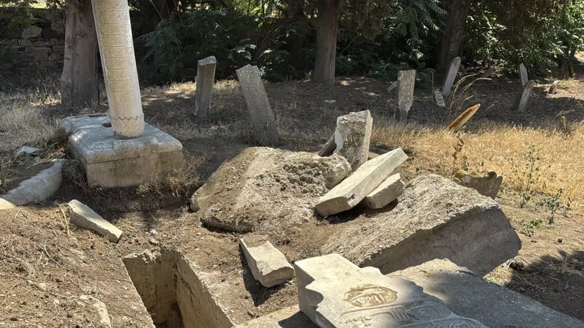 Tarihi Mezar Defineciler Tarafından Tahrip Edildi