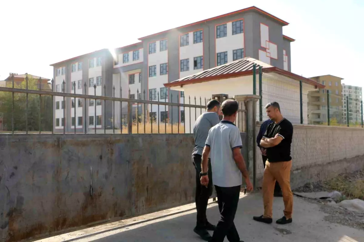 Diyarbakır'da Tamamlanan İlkokulun Açılışı Ruhsat Sorunu Nedeniyle Bekliyor