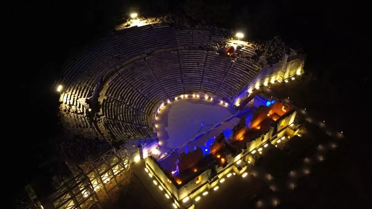 Patara Antik Kenti Gece Işıklandırmasıyla Ziyaretçi Akınına Uğruyor