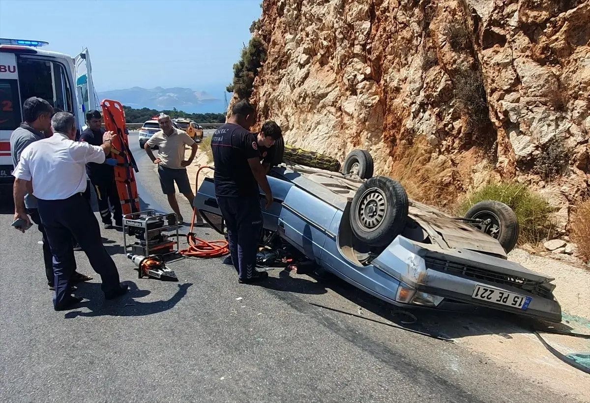 Kaş'ta Trafik Kazası: 2 Yaralı