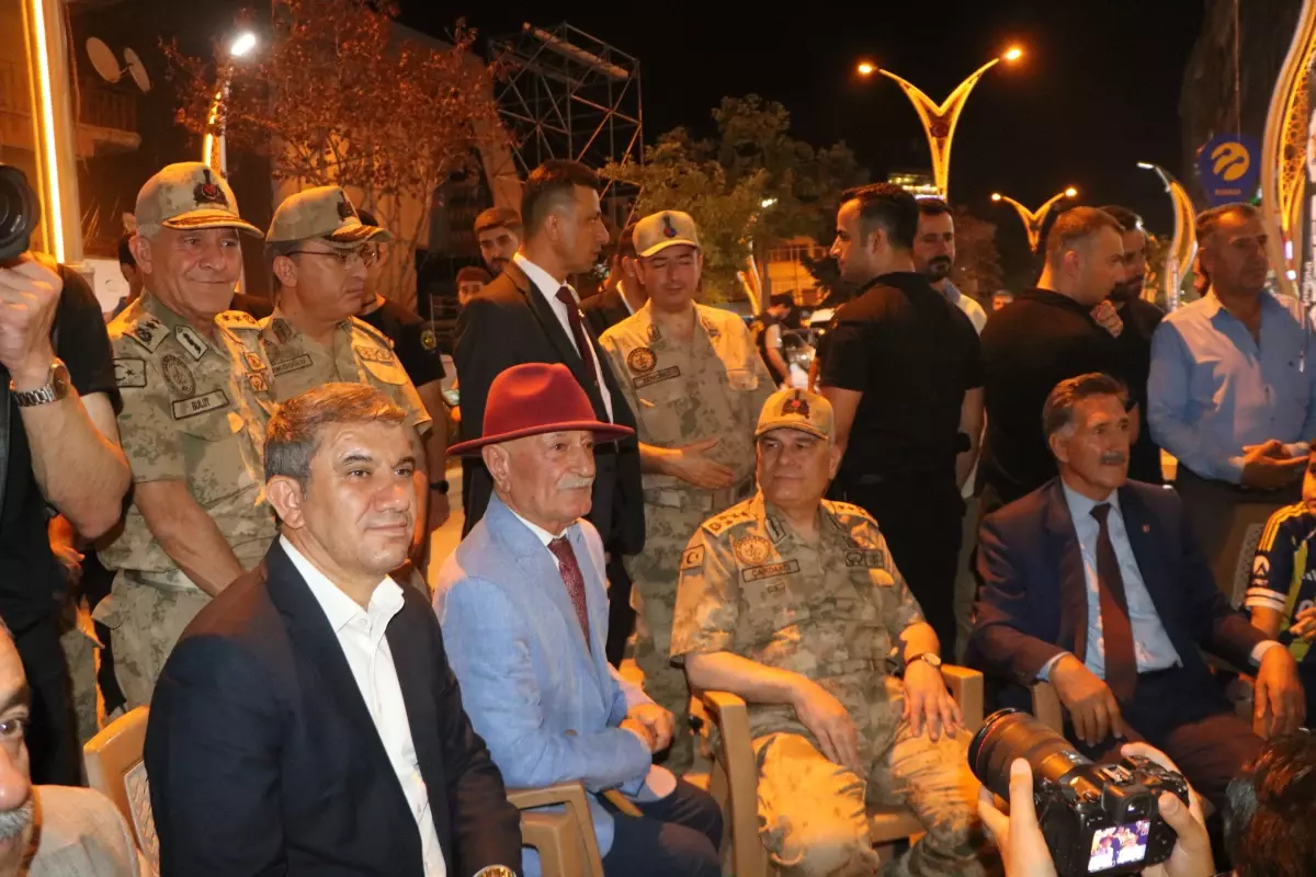 Yerlikaya Hakkari'de Esnafla Çay İçti