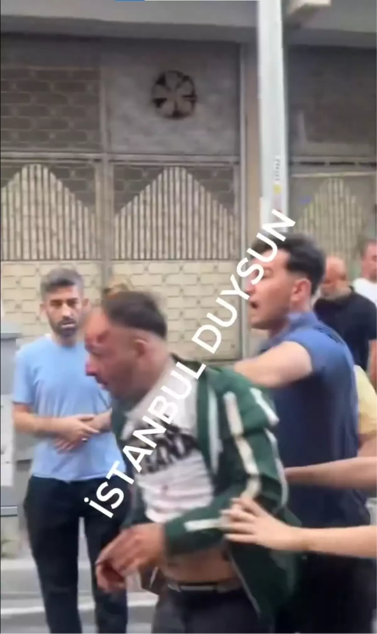 Kadını 15 yerinden bıçaklayan şahsı mahalleli tekme tokat dövdü