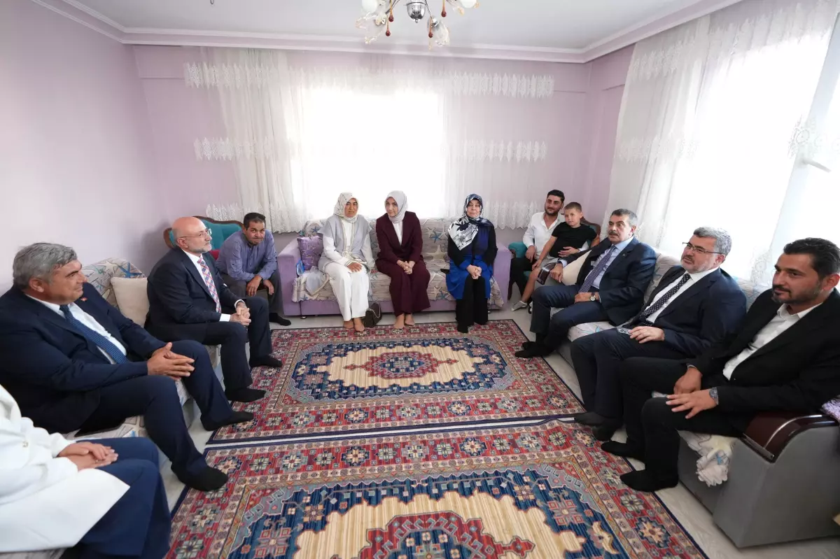Bakan Tekin, Emekli Öğretmeni ve Şehit Ailesini Ziyaret Etti