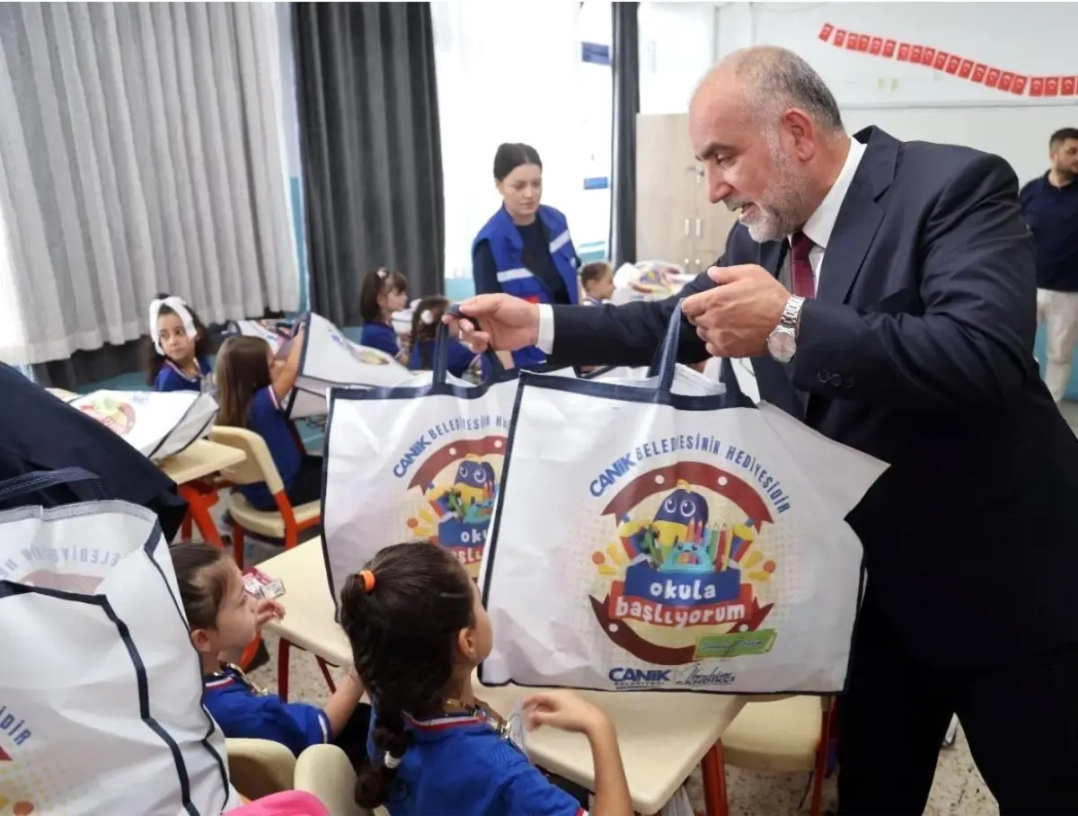 Canik Belediyesi'nden İlkokul Öğrencilerine Çanta ve Kırtasiye Seti Desteği