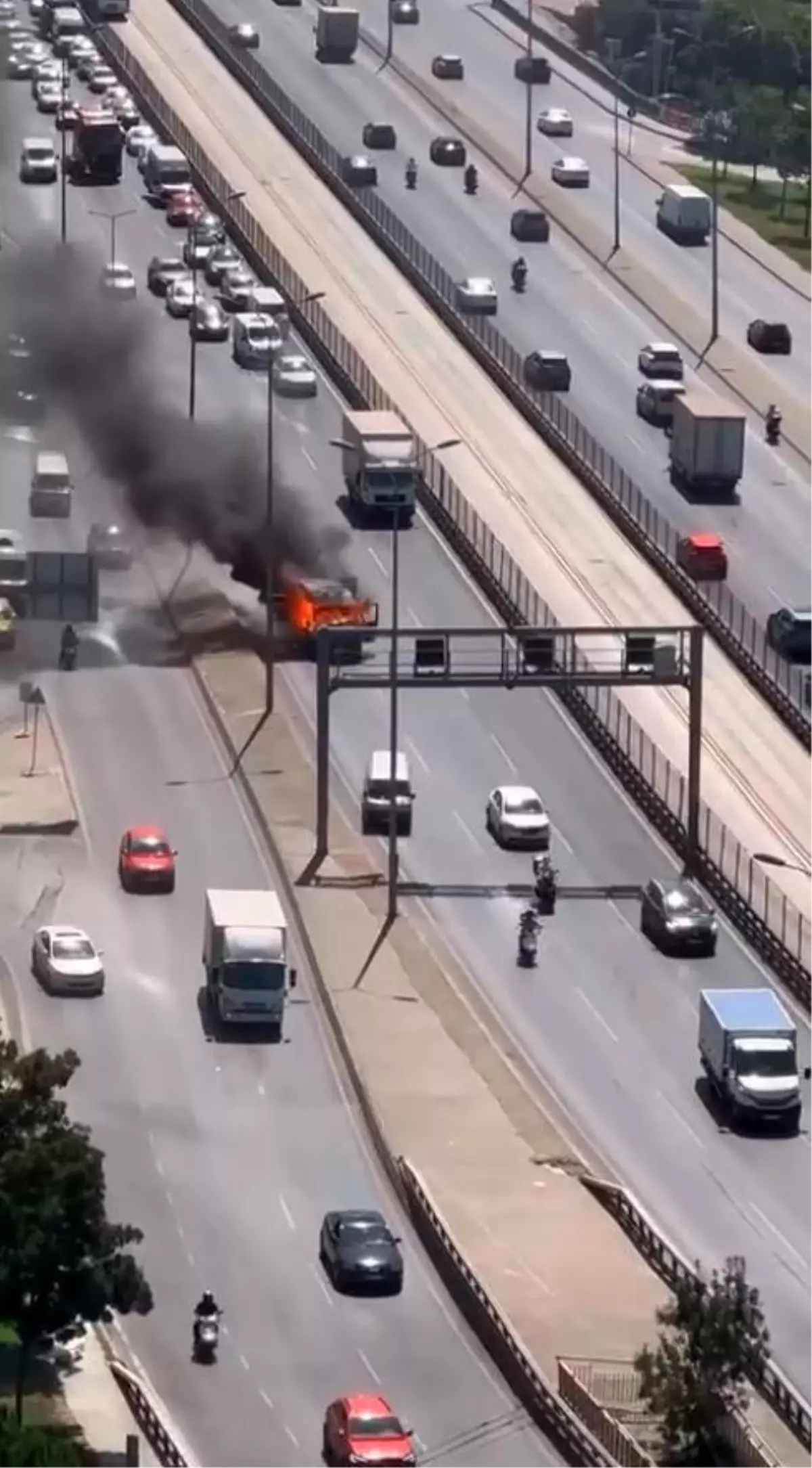 Esenyurt'ta Kamyonette Yangın Panik Yarattı