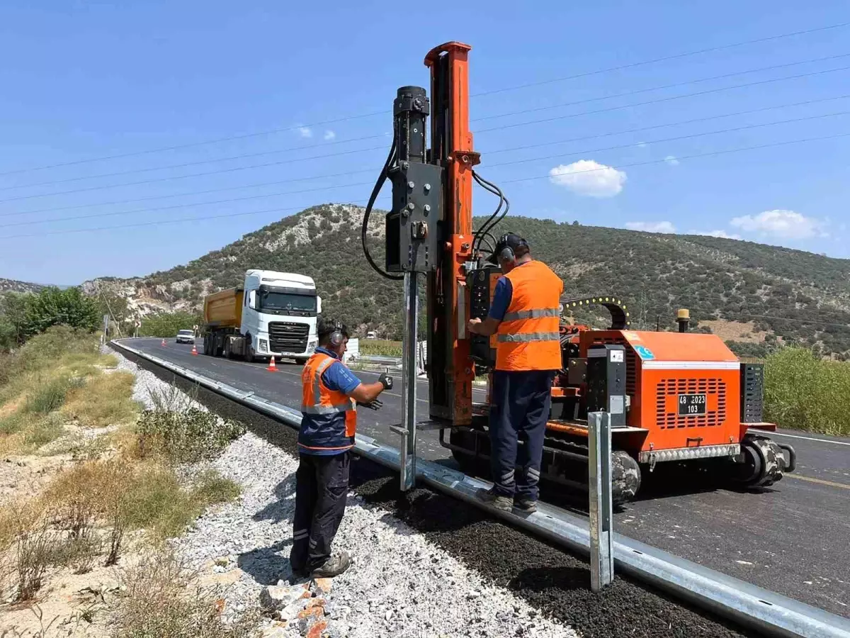 Muğla Büyükşehir Belediyesi'nden Güvenli Ulaşım İçin Oto Korkuluk Çalışmaları