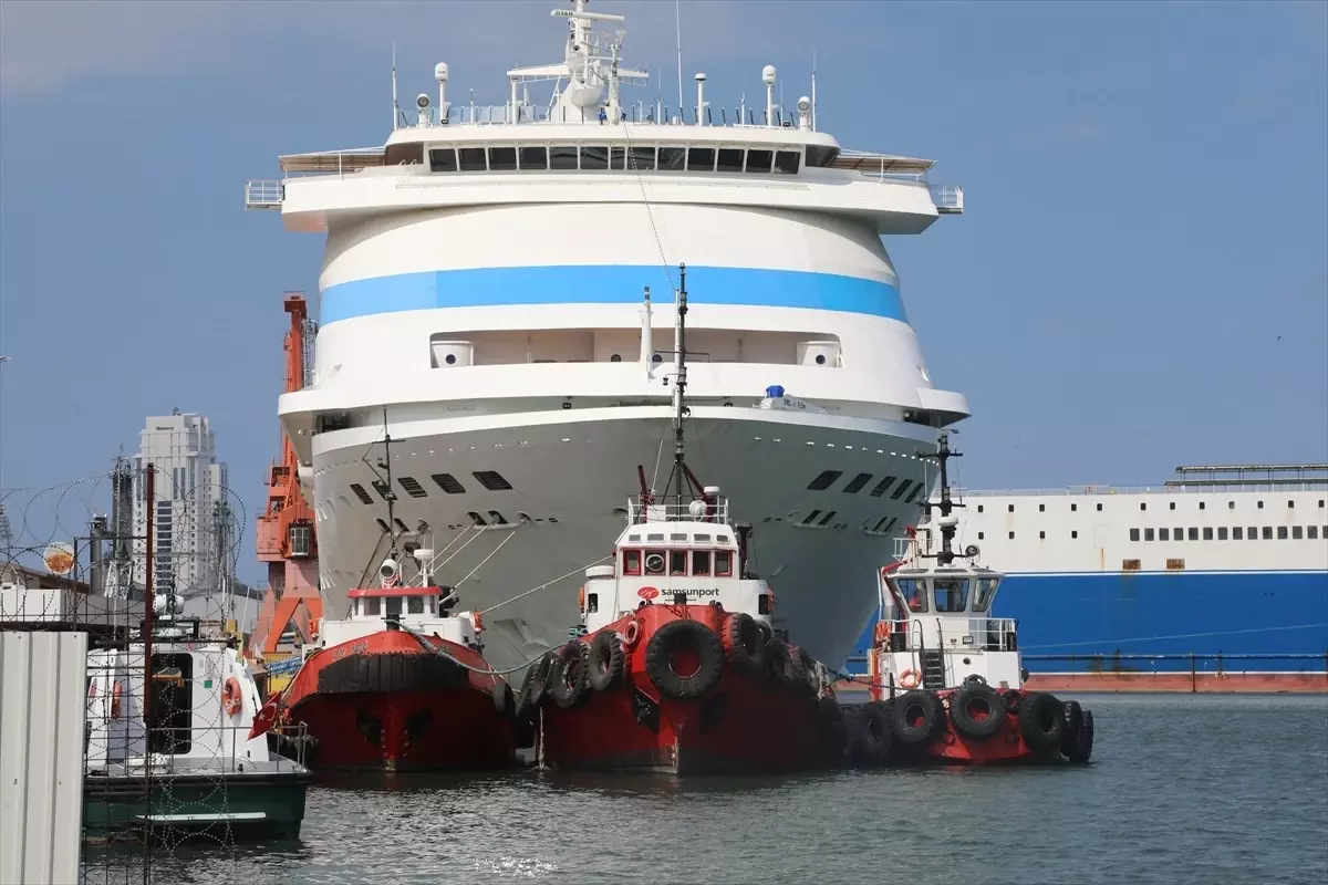 Kruvaziyer 'Astoria Grande' Samsun Limanı'na Demirledi