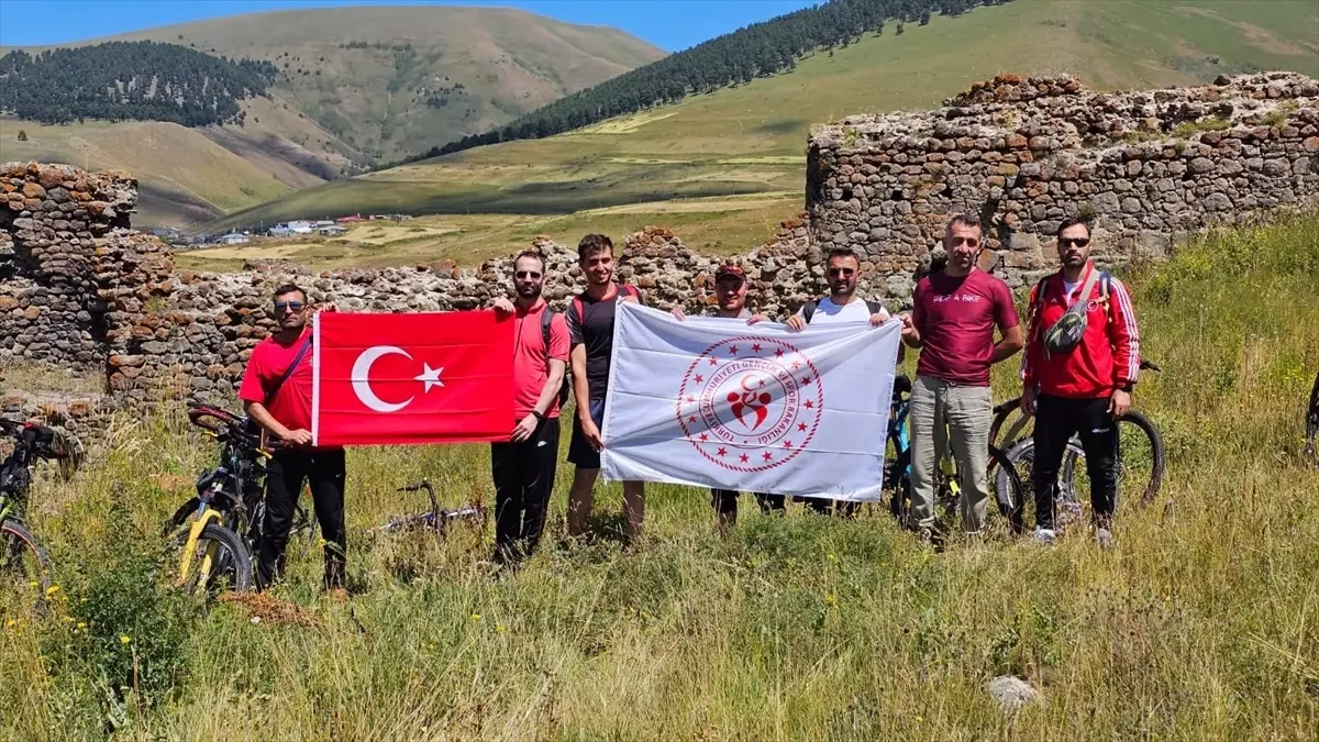 Zafer Bayramı'nda Kalecik Kalesi'ne Bisiklet Turu
